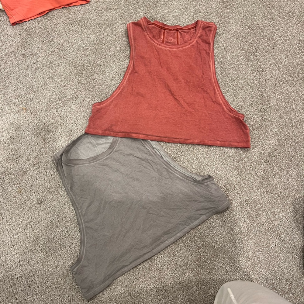 Lululemon set of 2 cropped muscle tanks!